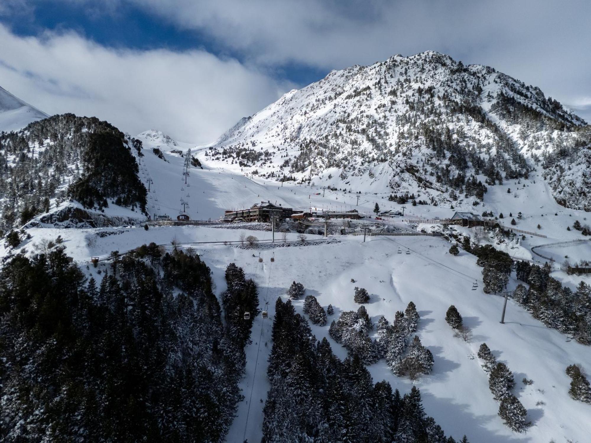 Hotel Princesa Parc Excellence Arinsal Exterior photo Aerial view of the station